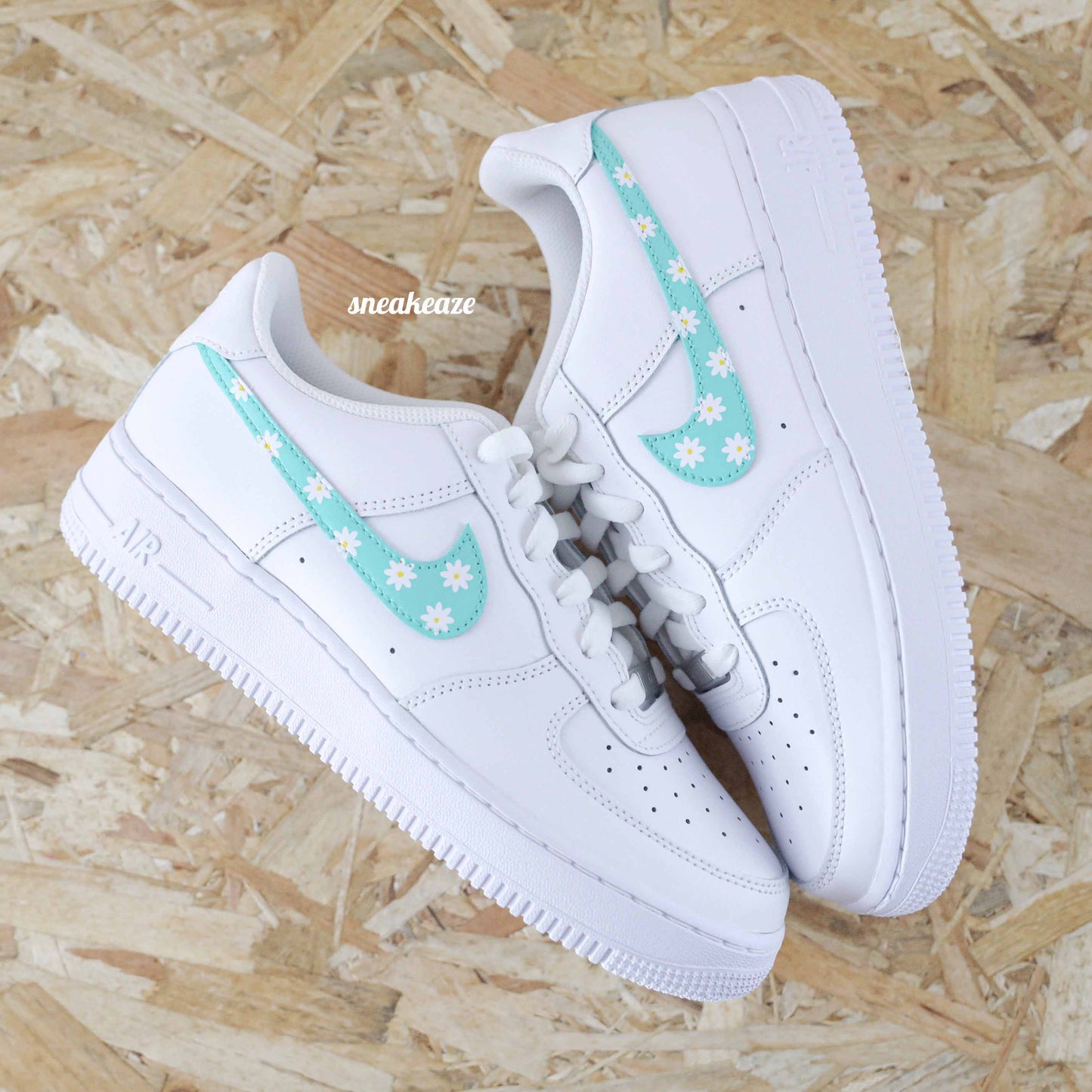 Baskets customs nike air force 1 AF1 swoosh bleu vert marguerites fleur daisy sneakeaze skz customs