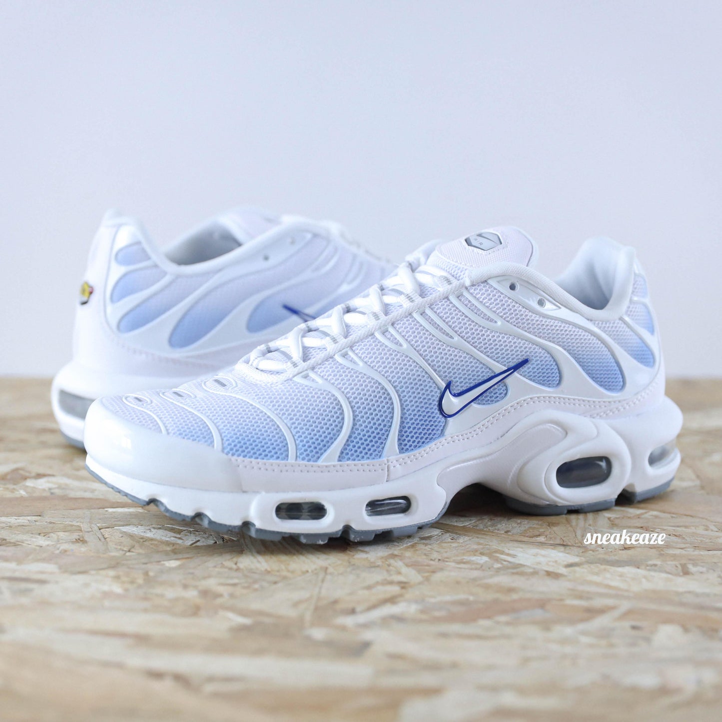 baskets nike air max plus tuned tn custom gradient color sneakeaze customs skz