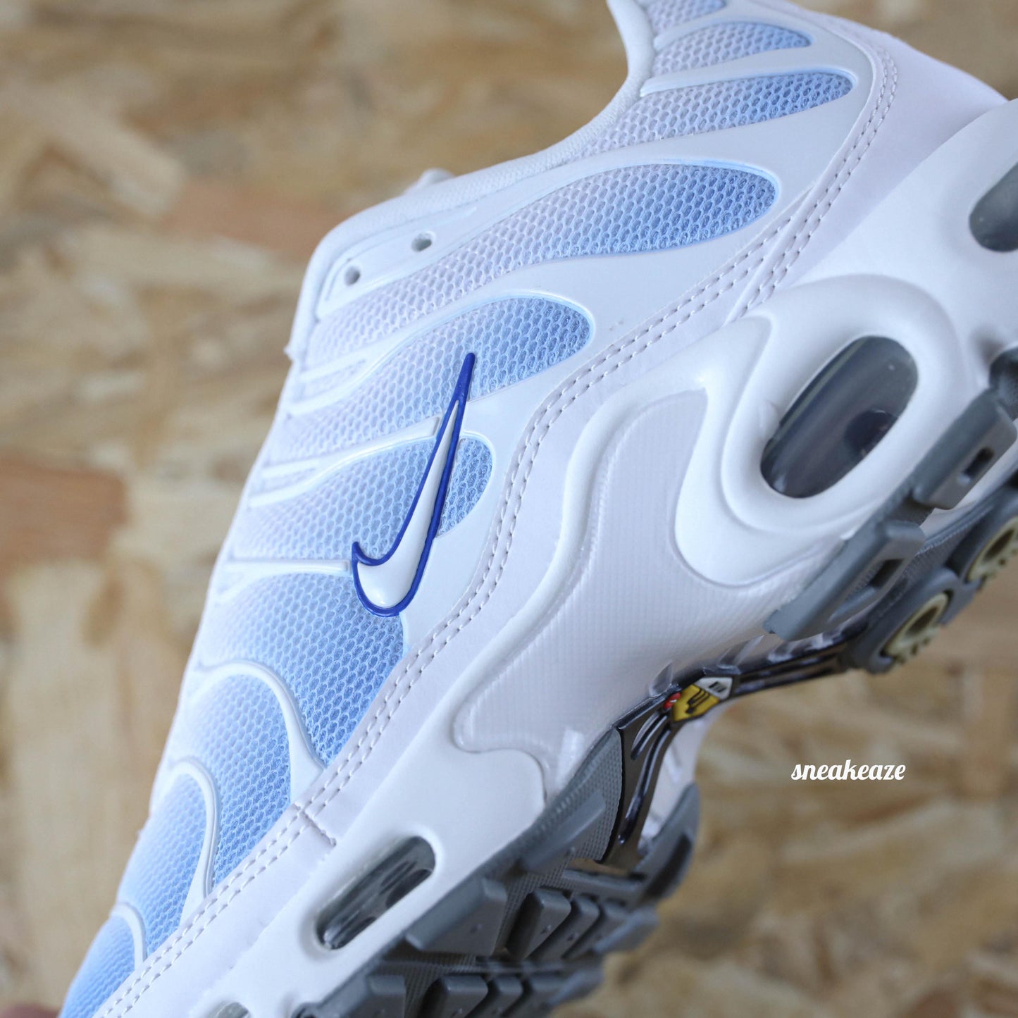 baskets nike air max plus tuned tn custom gradient color sneakeaze customs skz