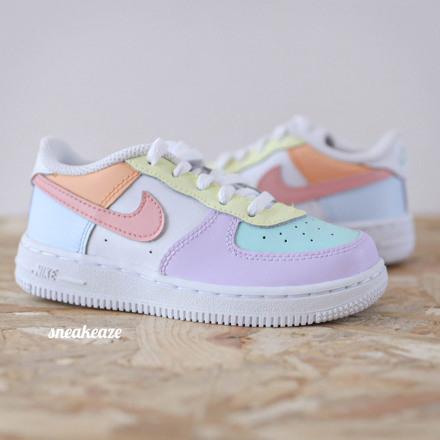 Baskets nike air force 1 custom pastel tones pour enfant bébé couleur violet clair-lila sneakeaze customs skz