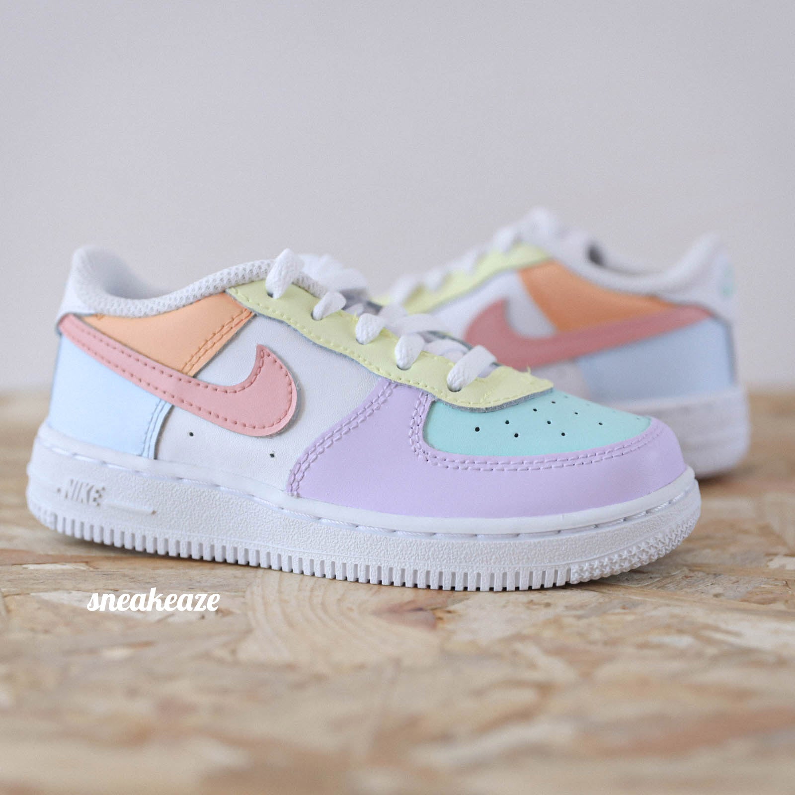 Baskets nike air force 1 custom pastel tones pour enfant bébé couleur violet clair-lila sneakeaze customs skz