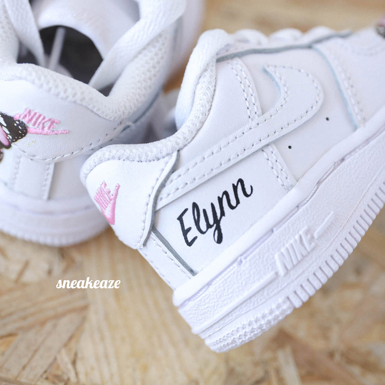 baskets nike air force 1 custom pour les enfants ou bébé - motifs papillons et personnalisation avec le prénom - sneakeaze customs skz