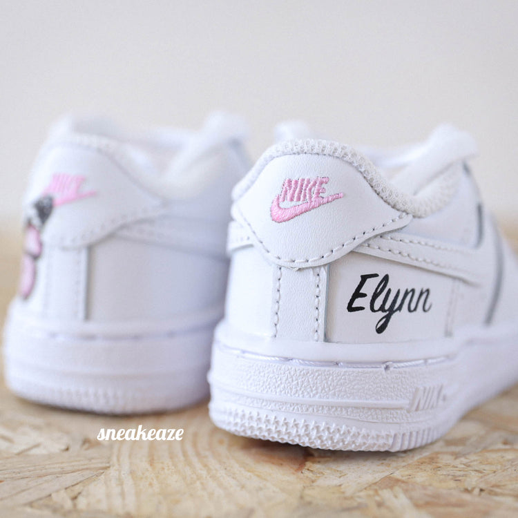 baskets nike air force 1 custom pour les enfants ou bébé - motifs papillons et personnalisation avec le prénom - sneakeaze customs skz