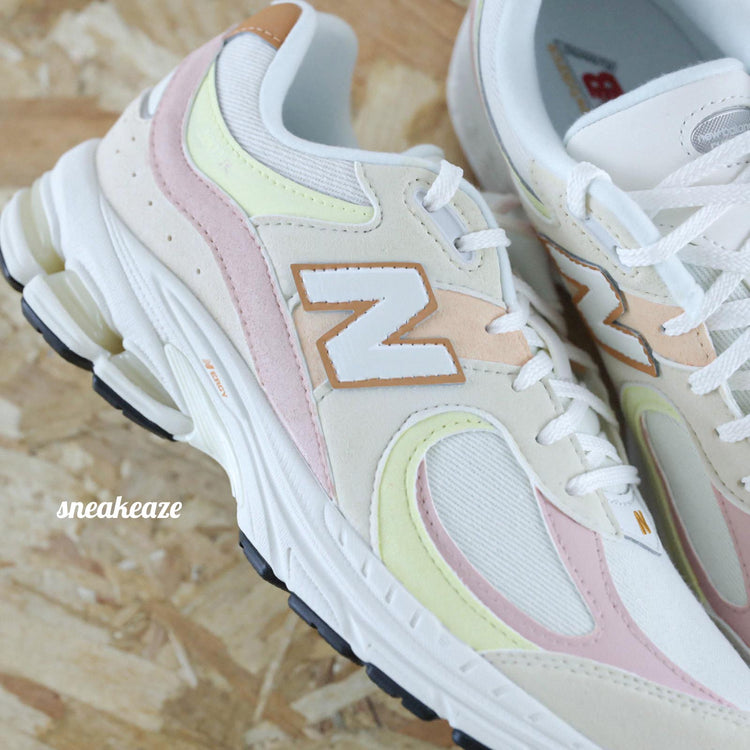 Baskets New balance customs 2002R couleur pastel sneakeaze customs skz
