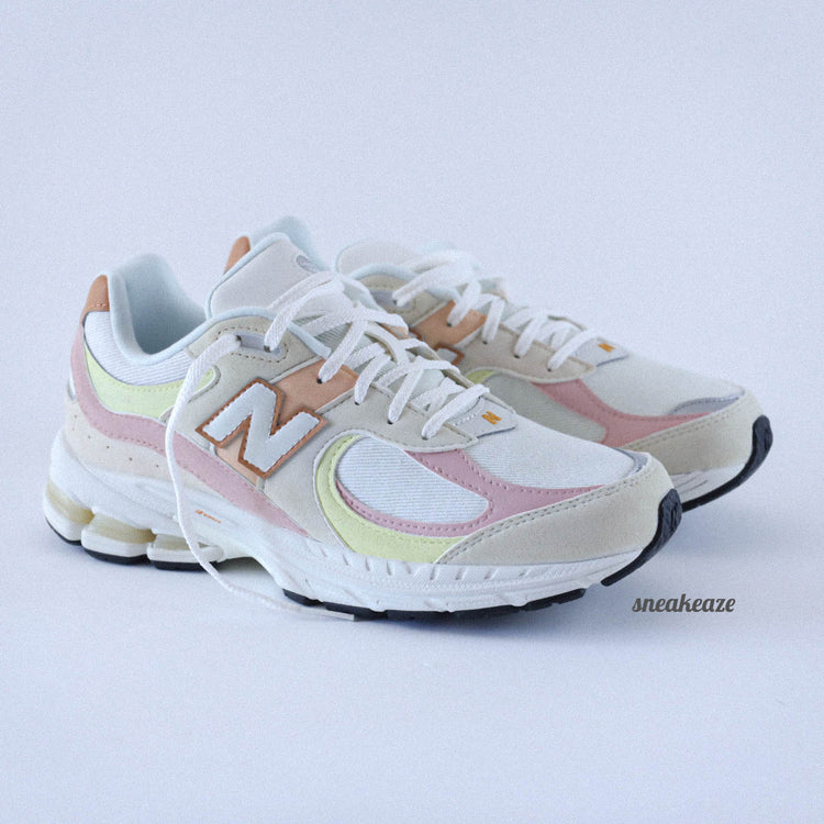 Baskets New balance customs 2002R couleur pastel sneakeaze customs skz