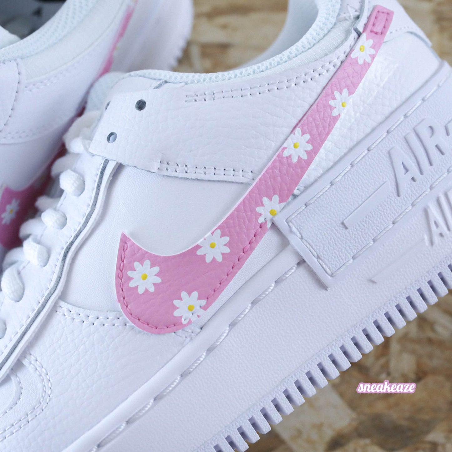 baskets nike Air Force 1 Shadow custom marguerite swoosh daisy springs sneakeaze customs skz