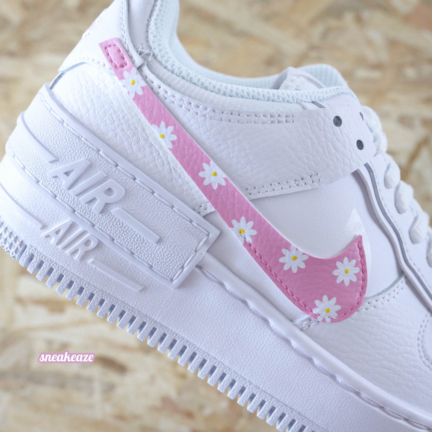 baskets nike Air Force 1 Shadow custom marguerite swoosh daisy springs sneakeaze customs skz