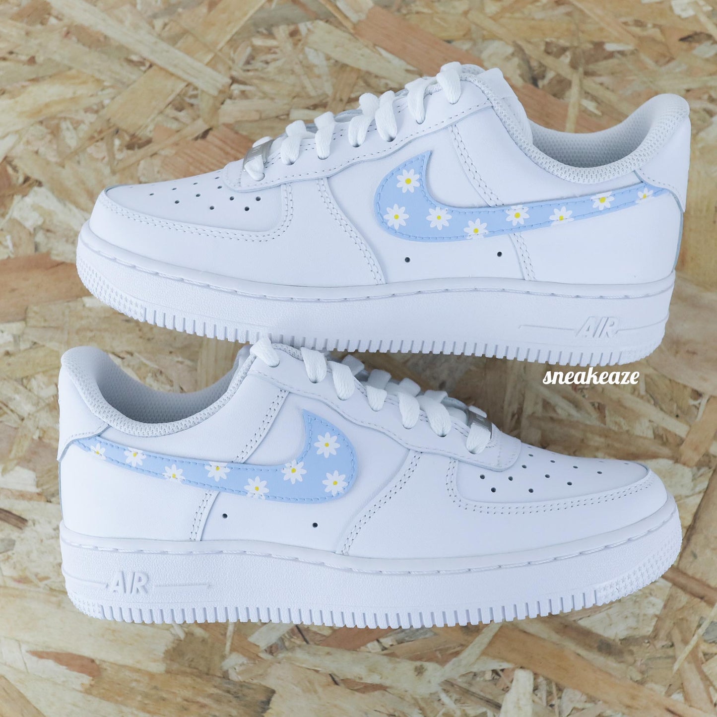 Baskets customs nike air force 1 AF1 swoosh bleu marguerites fleur sneakeaze skz customs