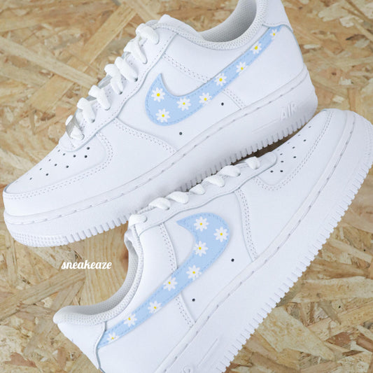 Baskets customs nike air force 1 AF1 swoosh bleu pastel marguerites fleur sneakeaze skz customs