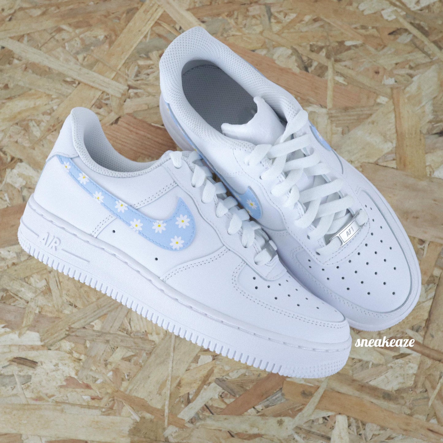 Baskets customs nike air force 1 AF1 swoosh bleu marguerites fleur sneakeaze skz customs
