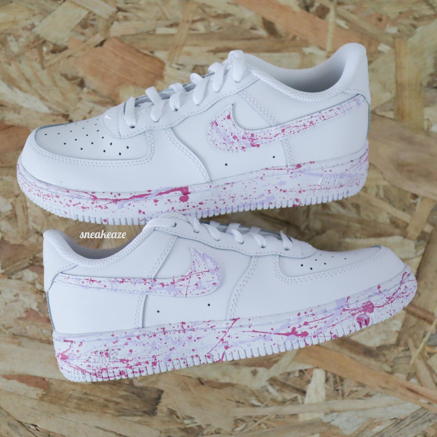 Baskets nike air force 1 custom personnalisées à la main splash couleur rose et lila pastel sneakeaze custom skz