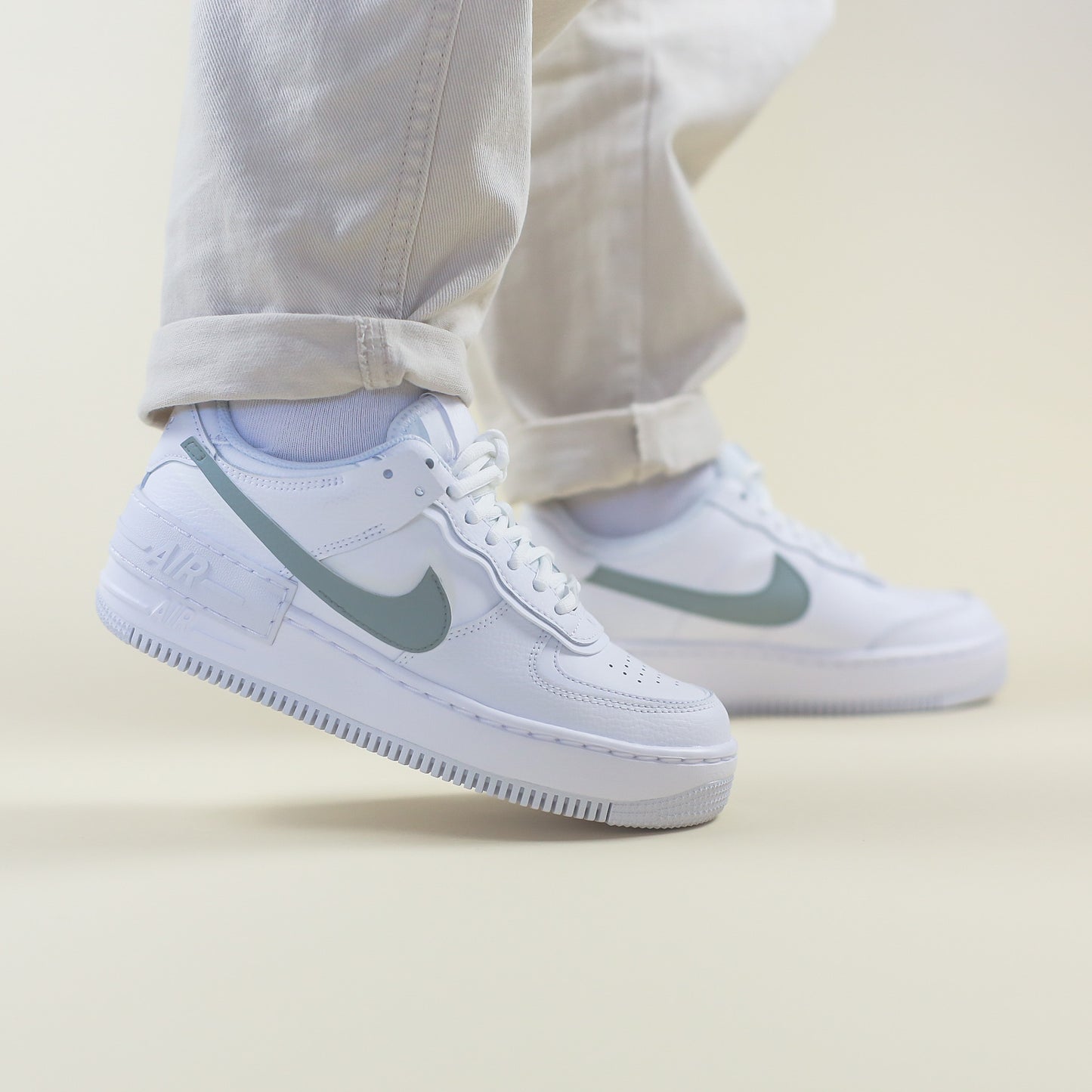 Baskets nike air force 1 shadow custom vert de gris pastel sneakeaze customs skz