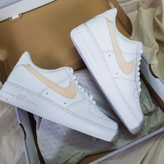 Nike Air Force 1 custom, coloris beige sable, baskets uniques pour un style intemporel et polyvalent