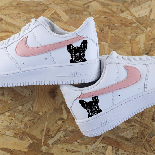 Baskets custom French Bulldog, Air Force 1 avec détails roses et noir, modèle exclusif pour fans d’animaux et de streetwear