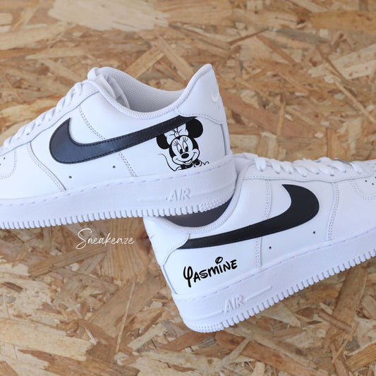 Chaussures Nike Air Force 1 blanches personnalisées avec dessin de Minnie Mouse et prénom personnalisable, création originale Sneakeaze