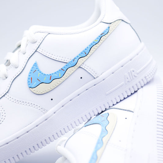 air force 1 custom donuts, sneakers nike custom unisexe peintes à la main à marseille, baskets custom pour femme, nike turquoise personnalisées af1 sur-mesure idée cadeau fille 