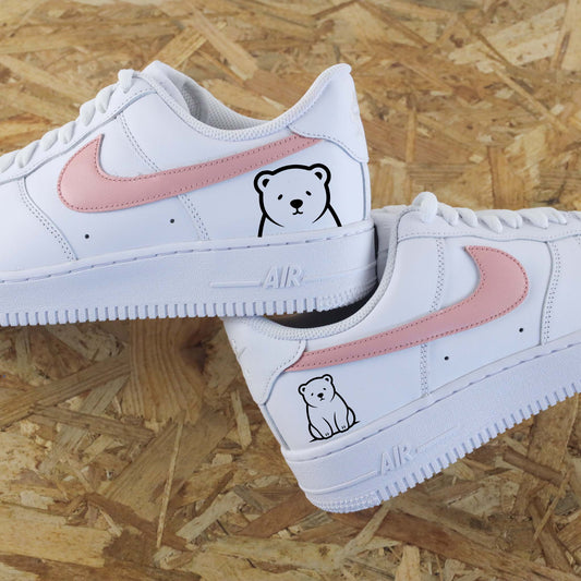 Air Force One custom blanches avec dessin d’ours polaire et logo rose – sneakers personnalisables pour fille – baskets fille custom originales.