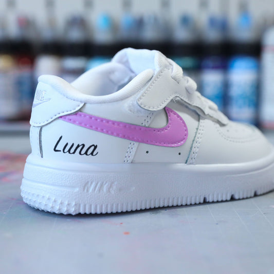 Air Force 1 enfant personnalisée avec prénom Luna et swoosh rose – sneakers Nike custom pour petite fille