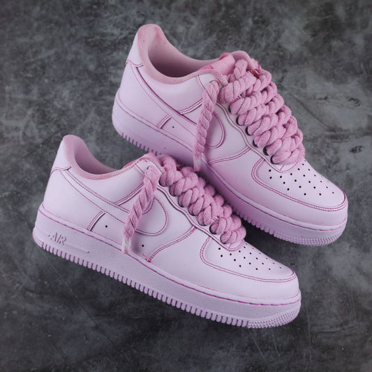 Nike Air Force 1 custom rose avec gros lacets en corde, sneakers personnalisée fait main pour homme par Sneakeaze à Aubagne