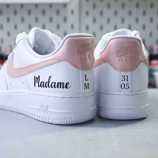 air force 1 mariage rose pastel avec fleur pivoine peinte à la main, nike mariage personnalisable avec prénom et date, baskets de mariage unique personnalisables, chaussures de mariage confortable et tendance