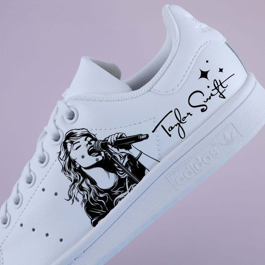 Baskets personnalisées Stan Smith, design "Taylor’s Version" avec illustration de Taylor Swift, sneakers uniques pour Swifties