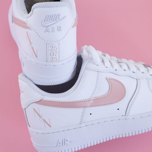 Air Force One personnalisées pour mariage, avec swoosh rose poudré, initiales N&N et date 25 juillet 2025 – baskets de mariage élégantes et minimalistes