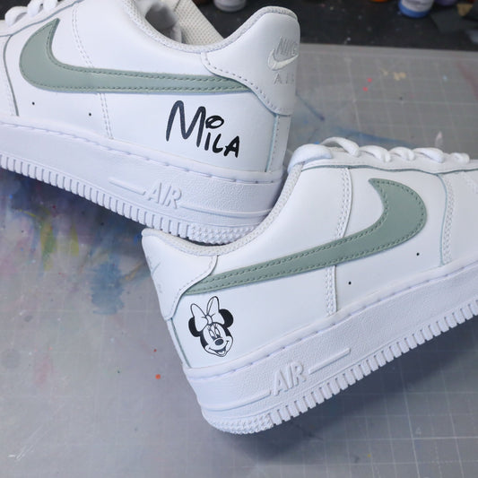 Air Force 1 custom blanche avec prénom Mila et dessin Minnie Mouse – sneakers personnalisées Disney pour enfants