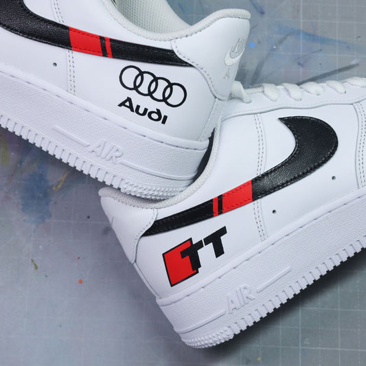 Paire de Nike Air Force 1 personnalisées Audi TT RS avec logo Audi et design noir, blanc et rouge sur le thème automobile