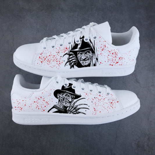 Adidas Stan Smith custom, illustration de Freddy Krueger et détails sanglants, baskets pour fans de Vendredi 13, Halloween et Massacre à la tronçonneuse