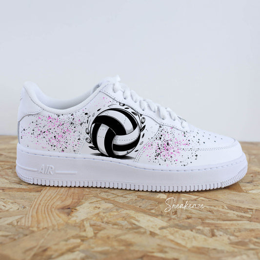 Basket personnalisée peinture volley sur Air Force 1 blanche