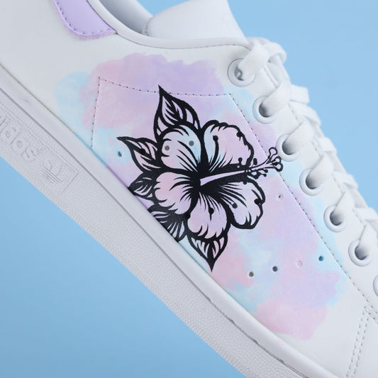 Sneakers Adidas custom femme avec design hibiscus aquarelle rose et bleu