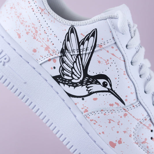 Chaussures Air Force 1 customisées avec design artistique pastel et colibri