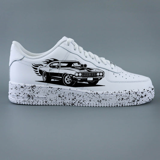 Baskets Air Force One custom Fast & Furious posées sur fond gris, mettant en valeur le design muscle car et les détails artisanaux.