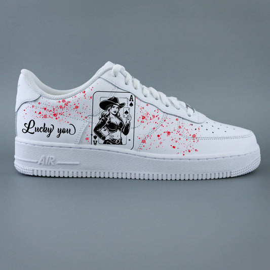Baskets personnalisées Air Force 1, design pin-up cowgirl et as de pique, sneakers uniques pour fans de casinos et de streetwear décalé