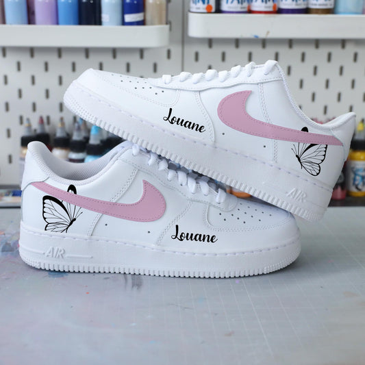 Nike Air Force 1 personnalisées pour fille avec dessin de papillon, prénom inscrit et swoosh pastel peints à la main sneakeaze custom