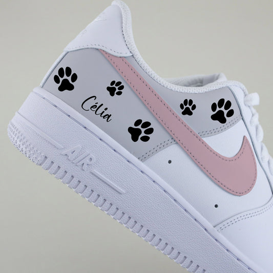 Nike Air Force 1 custom empreintes de pattes avec prénom Célia, baskets personnalisées rose pour fille fan d’animaux