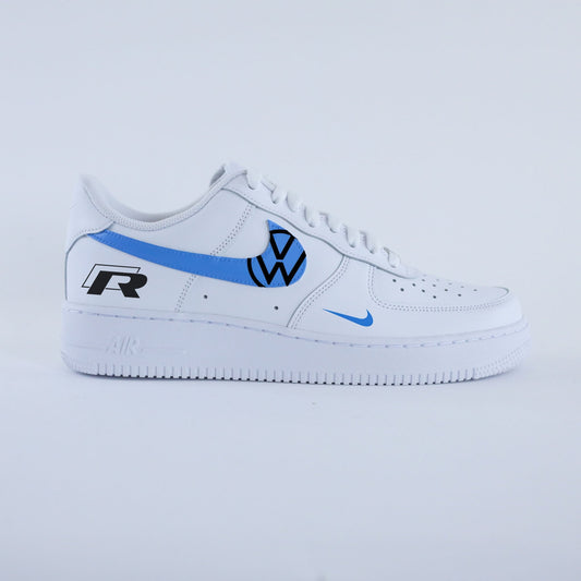 Nike Air Force 1 Custom Volkswagen Golf R – sneakers tuning personnalisées avec logo VW, sigle R et swoosh bleu