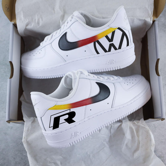 Baskets Nike Air Force 1 inspirées de la Golf R, dégradé racing et détails Volkswagen, sneakers custom pour passionnés d'automobile