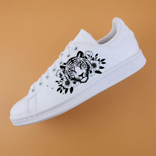 chaussure personnalisée motif tigre et fleurs noir sur blanc