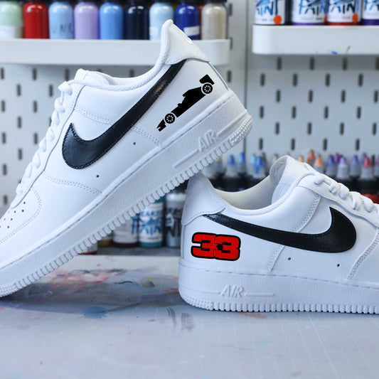 nike air force 1 personnalisée thème formule 1 mettant en avant le numéro 33 emblématique de max verstappen pour fans du pilote champion du monde