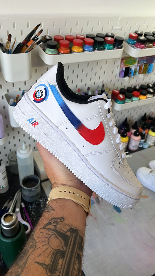 Nike Air Force 1 custom BMW, couleurs Motorsport et logo latéral, sneakers uniques pour homme et femme