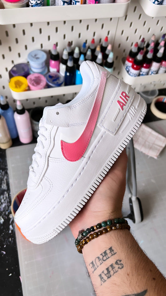 Nike Air Force 1 Shadow custom, double Swoosh rose, baskets tendances pour un look original et féminin