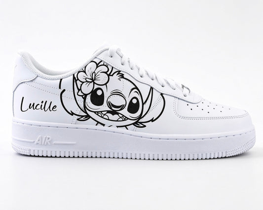 Sneakers Nike AF1 personnalisées pour fan de Stitch avec finition peinture haute qualité.