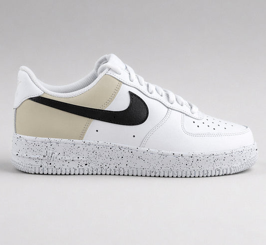 Nike Air Force 1 customisée avec panneau arrière beige et swoosh noir.