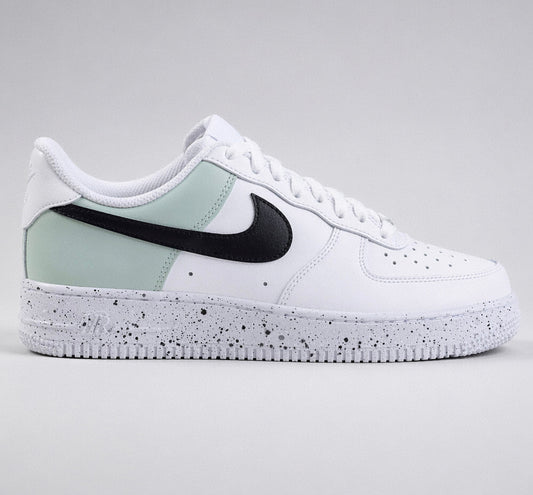 Nike AF1 personnalisée "Mint Speckle" sous éclairage studio sur fond neutre.
