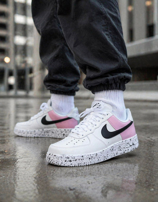 Paire de baskets collectors Nike AF1 coloris rose et blanc splatter