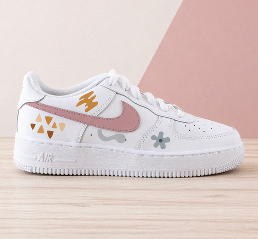 Baskets Nike personnalisées avec fleurs et formes géométriques colorées