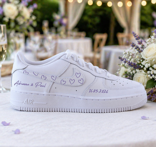 Baskets Nike AF1 mariage custom avec motifs cœurs violets