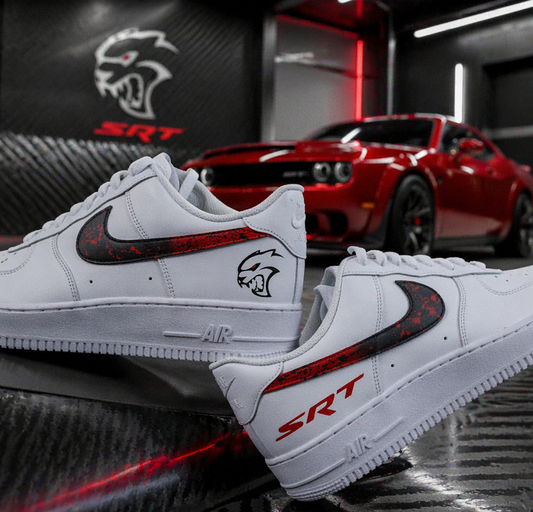 Détails du logo Hellcat sur Nike Air Force 1 customisée
