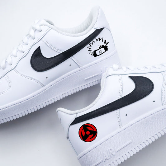 Baskets personnalisées Naruto, Air Force 1 avec détails ninja et design inspiré de Sasuke, sneakers uniques pour fans de manga